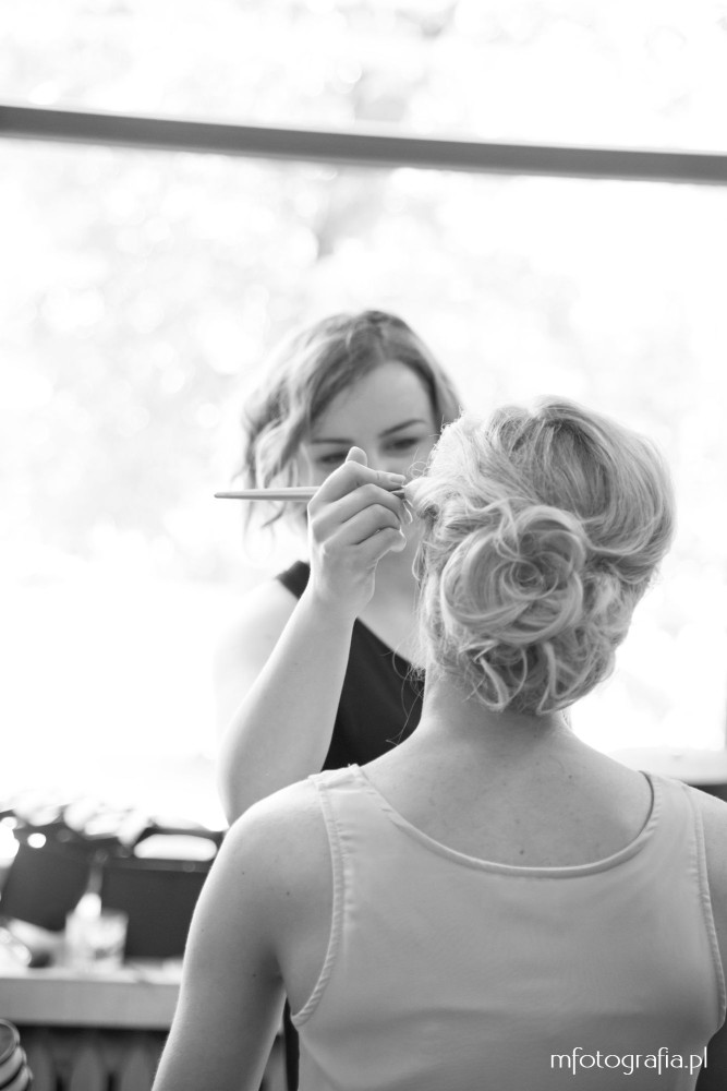 najlepsze zdjęcie ślubne Panny Młodej w salonie kosmetycznym